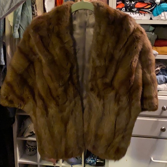Mink fitted shoulder stole w pockets. - Picture 4 of 6